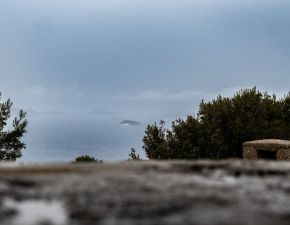 Pogled iz utrjenih položajev na Veli Glavi na Žirju. Foto: Boštjan Kurent Pogled iz utrjenih položajev na Veli Glavi na Žirju. Foto: Boštjan Kurent
