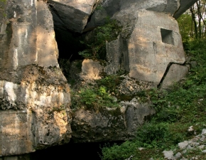 Zunanjost utrdbe Alpskega zidu na Primožu