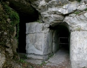 Zunanjost utrdbe Alpskega zidu na Primožu Zunanjost utrdbe Alpskega zidu na Primožu