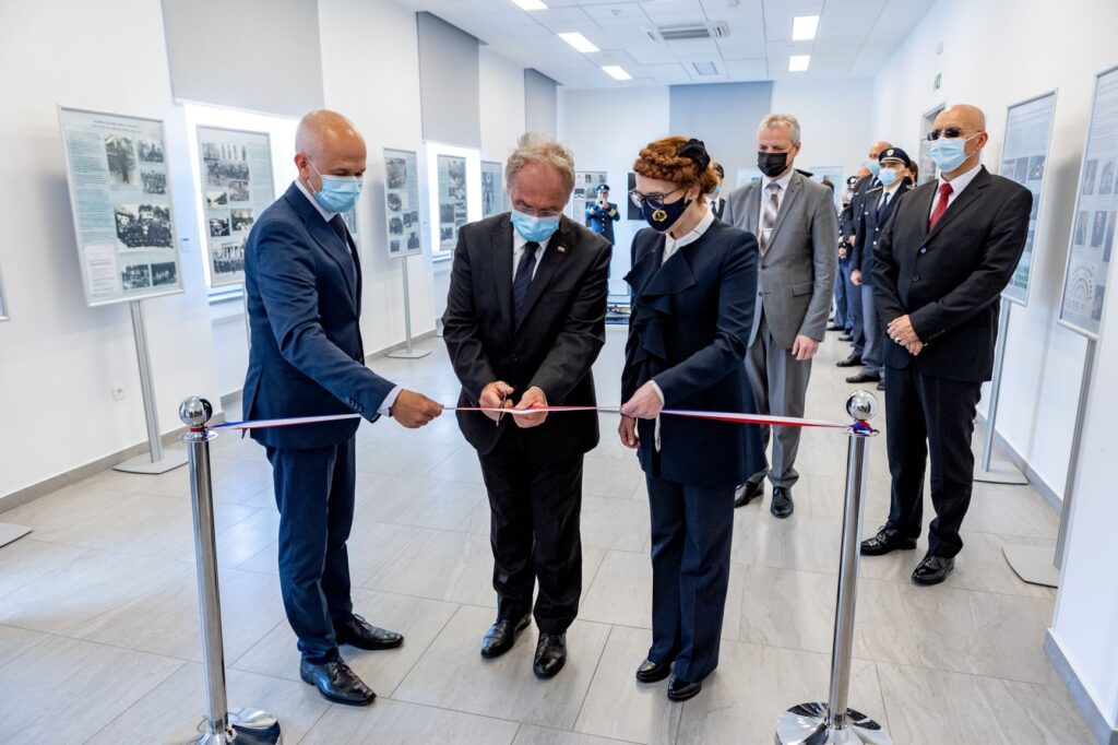 Direktor PVZ mag. Janko Boštjančič, minister Aleš Hojs in vodja Muzeja slovenske policije Darinka Kolar Osvald, župan Občine Pivka Robert Smrdelj in Generalni direktor policije dr. Anton Olaj; fotografija: Simon Avsec