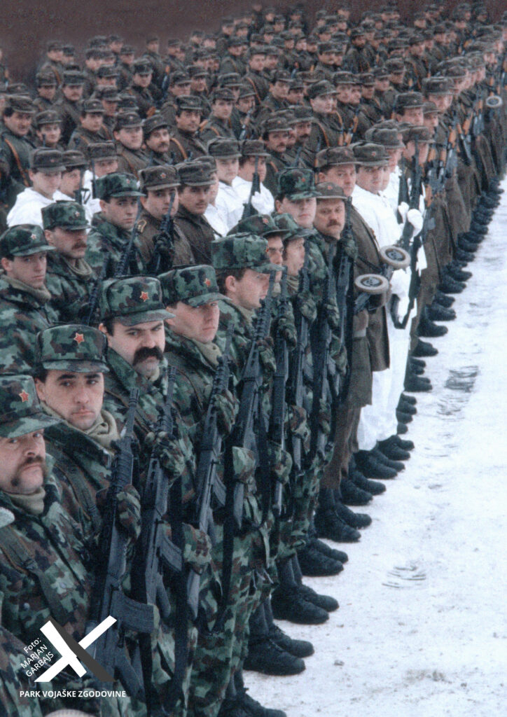 Postroj v Kočevski Reki, 17. 12. 1990  (Foto: Marjan Garbajs, hrani: Park vojaške zgodovine Pivka)