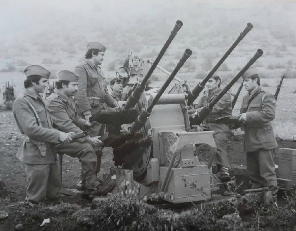 Nekaj štiricevnih protiletalskih topov so jugoslovanski partizani zaplenili Nemcem že med vojno, še več pa jih je Jugoslavija pridobila z vojnimi reparacijami po vojni. Do prihoda protiletalskih topov v sklopu ameriške vojaške pomoči v petdesetih letih 20. stoletja so bili nemški flaki osnovno orožje protiletalske obrambe Jugoslovanske armade, v njenem arzenalu pa so se ohranili vse do razpada države. (Vir: Park vojaške zgodovine Pivka)  
