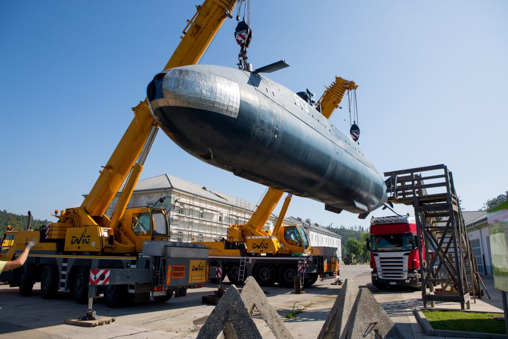 Selitev podmornice v paviljon A, avgust 2015. 