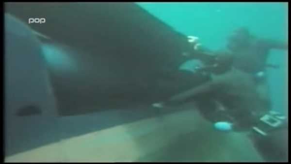 Podvodno plovilo R-1 v transportnem oddelku diverzantske podmornice. Foto: prispevek P-913 Zeta. Avtor: Jure Brankovič, produkcija POP TV