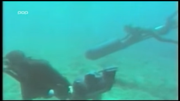 Prihod potapljačev diverzantov s plovilom R-1 in podvodno mino M66. Foto: prispevek P-913 Zeta. Avtor: Jure Brankovič, produkcija POP TV