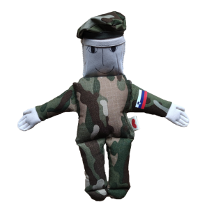 Ročno izdelana lutka iz vojaške uniforme