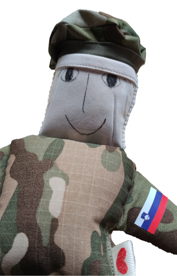 Ročno izdelana lutka iz vojaške uniforme - slika 3
