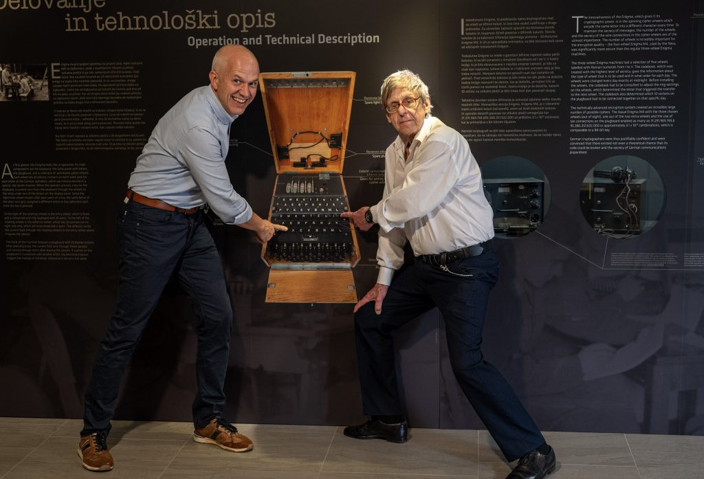 Dr. Mark Baldwin in direktor Parka vojaške zgodovine mag. Janko Boštjančič na razstavi "Enigma - skrivnostno zakulisje vojne" (Foto: Boštjan Kurent)