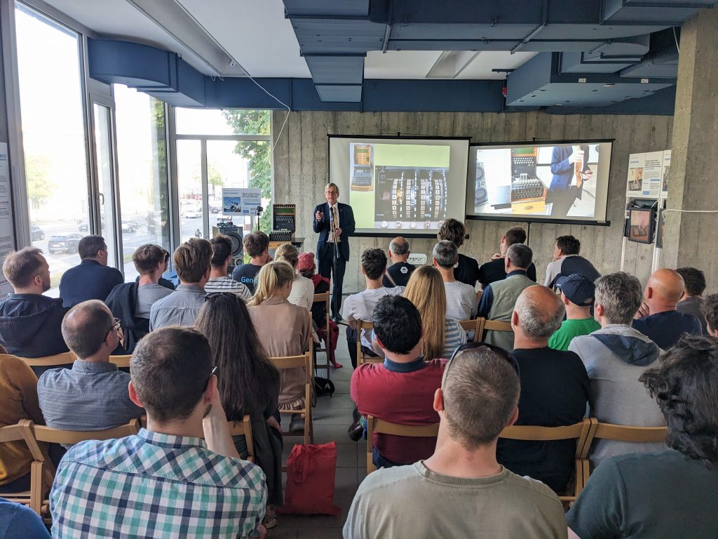 Dr. Mark Baldwin predava v Računalniškem muzeju. (Foto: Računalniški muzej)