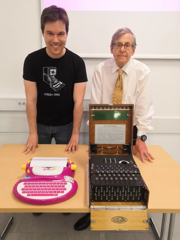 Marko Štamcar (Računalniški muzej, levo) in dr. Mark Baldwin (desno) s kriptografskima strojema (Foto: Sam Baldwin)