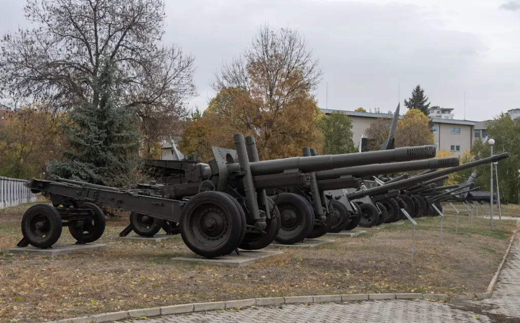 Bogata artilerijska zbirka v bolgarskem Nacionalem muzeju vojaške zgodovine (Foto: Boštjan Kurent)
