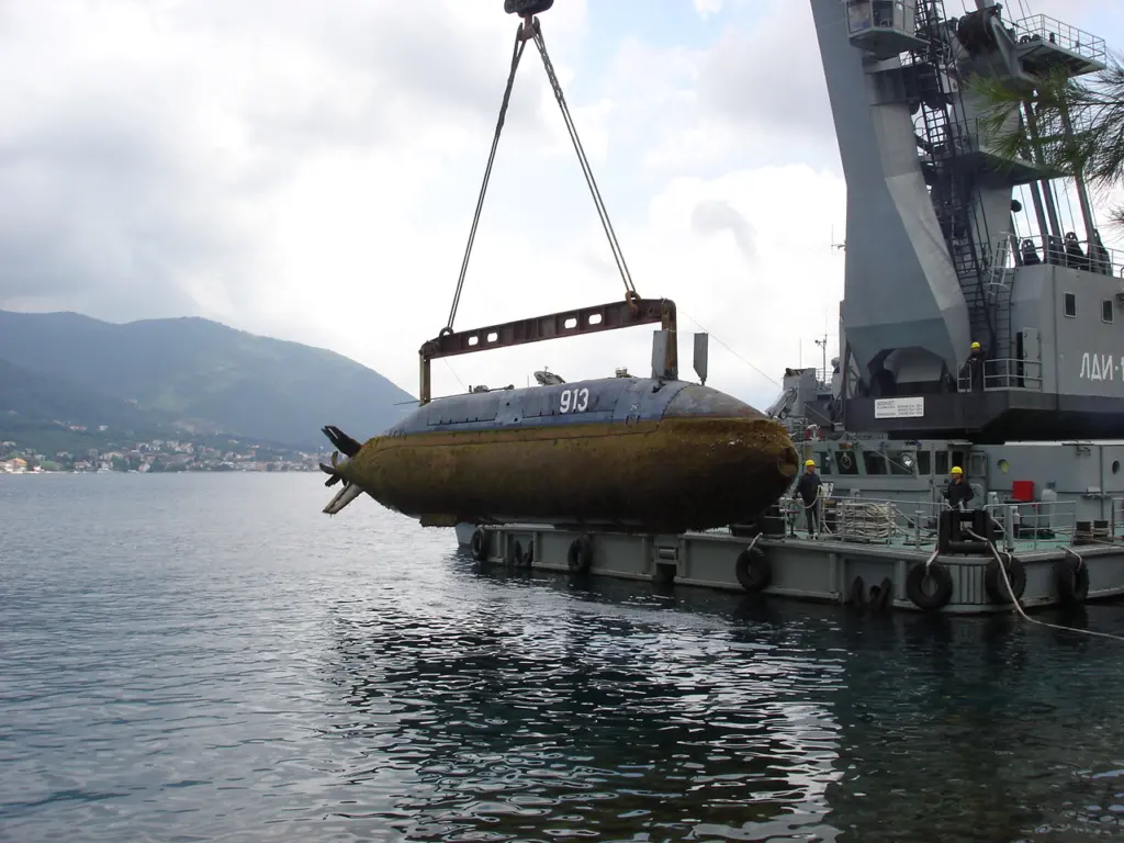 Priprava podmornice P-913 na transport, Tivat 2008.